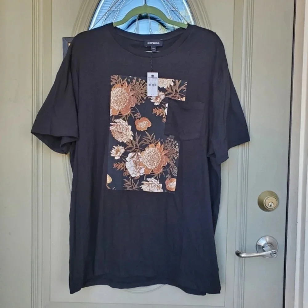 EXPRESS | NWT Black Shaded Floral Graphic Pocket T-Shirt sz S